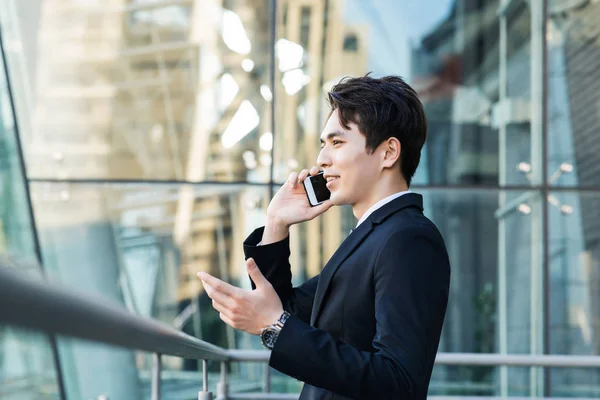 Homem Negócios Falando Telefone Com Cidade Edifício Fundo — Fotografia de Stock