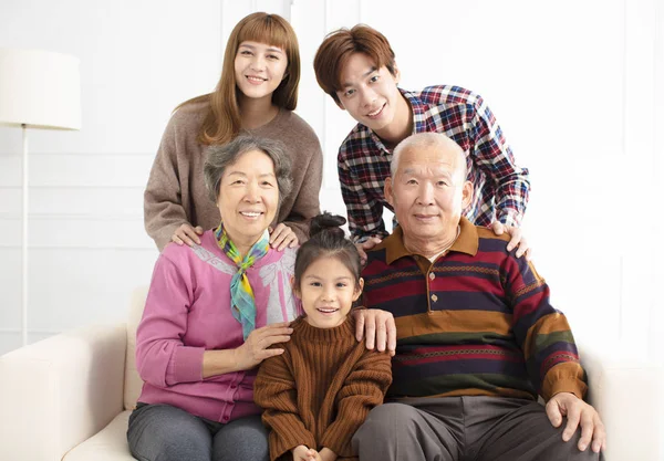 Bahagia Tiga Generasi Keluarga Asia Sofa — Stok Foto