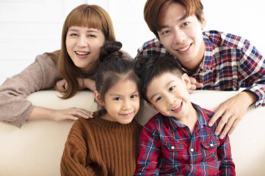 evde koltukta oturan mutlu Asya Aile