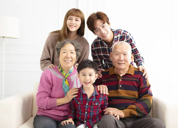 幸福的三代亚洲家庭在沙发上 — 图库照片