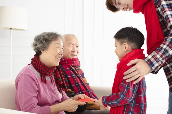 Asijská Rodina Slaví Čínský Nový Rok Doma — Stock fotografie