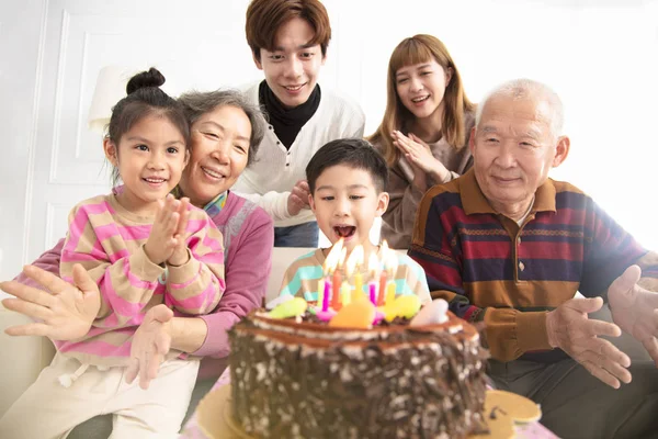 Çocuğun Doğum Günü Kutluyor Mutlu Asya Aile — Stok fotoğraf