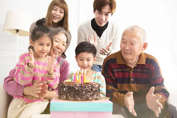 Feliz Asiático Família Celebrando Aniversário Criança — Fotografia de Stock