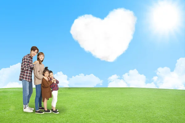 Família Feliz Com Nuvem Amor Céu — Fotografia de Stock