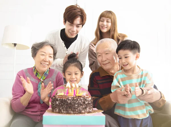 Aziatische Gelukkige Familie Vieren Verjaardag Kind — Stockfoto