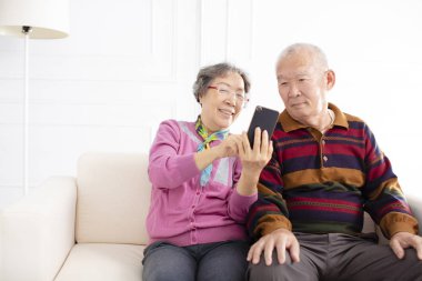 Cep telefonu kıdemli mutlu çift