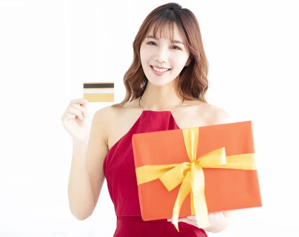 Sonriente Mujer Asiática Mostrando Tarjeta Crédito Regalo — Foto de Stock