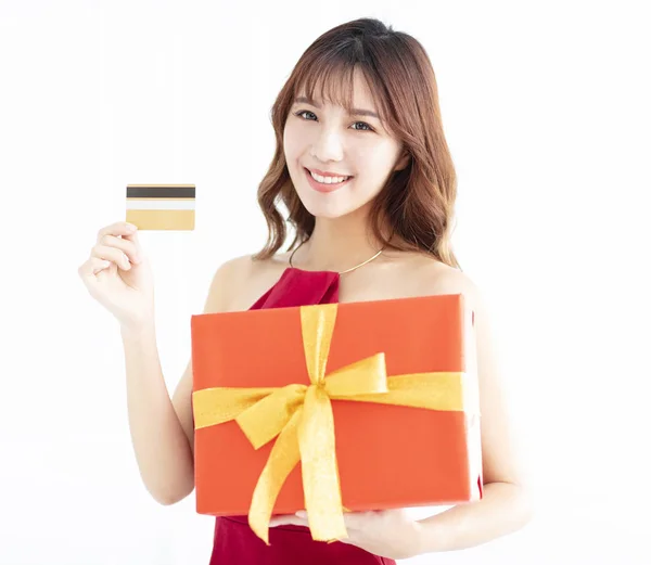 微笑的亚洲妇女显示信用卡和礼物 — 图库照片