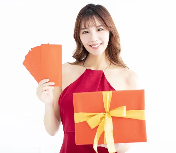 Sonriente Mujer Asiática Mostrando Rojo Sobre Regalo — Foto de Stock