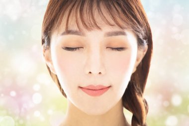 portre genç gülümseyen güzellik yüz bahar arka plan ile