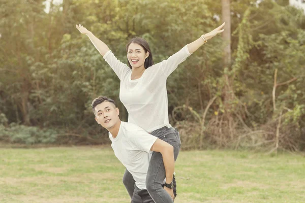 Fidanzato Portando Sua Ragazza Cavalluccio — Foto Stock