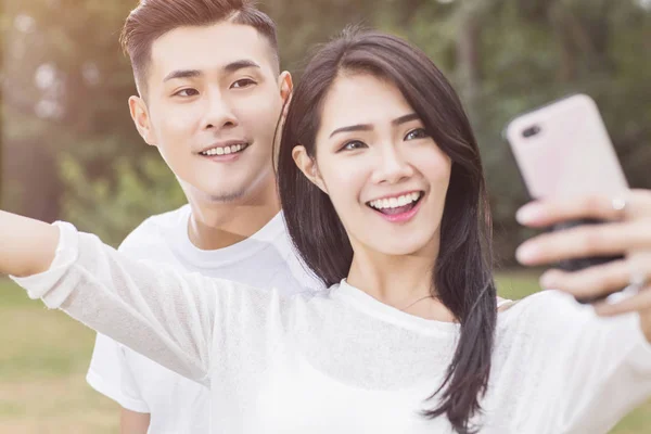 Feliz Jovem Casal Amor Tomar Selfie Telefone — Fotografia de Stock