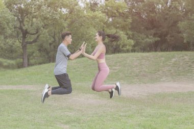  Genç çift çalışan ve Parkı'nda atlama