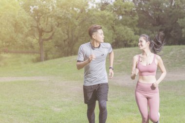 Parkı'nda çalışan genç çift