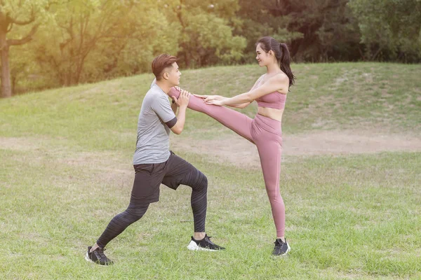 Young Couple Exercising City Park — Stock Photo, Image