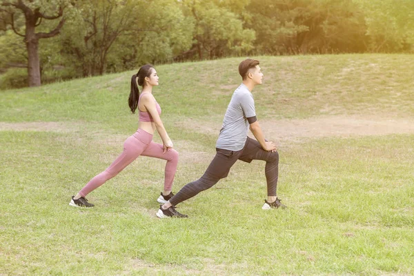 年轻夫妇在城市公园锻炼 — 图库照片