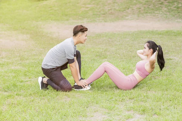 Pareja Joven Haciendo Ejercicio Parque Ciudad — Foto de Stock