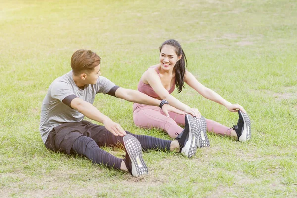 若いカップルが公園でエクササイズ — ストック写真