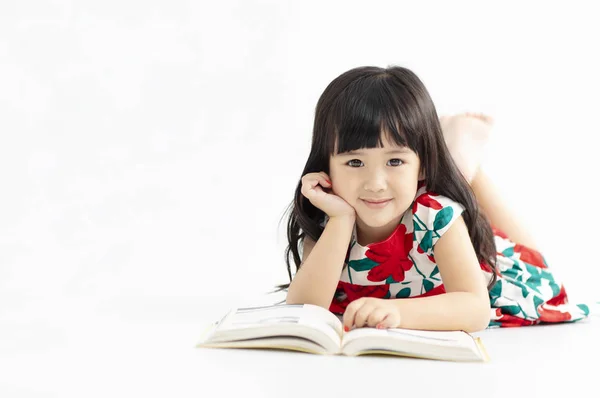 Meisje Glimlachend Met Boek Liggend Vloer — Stockfoto