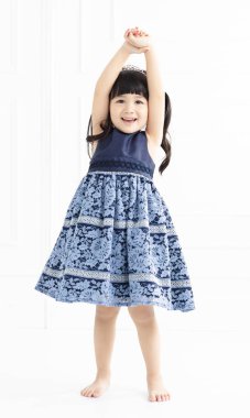 mutlu küçük kız beyaz arka plan üzerinde duruyor 