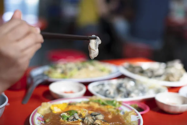 牡蛎煎蛋卷和筷子 台湾菜 — 图库照片