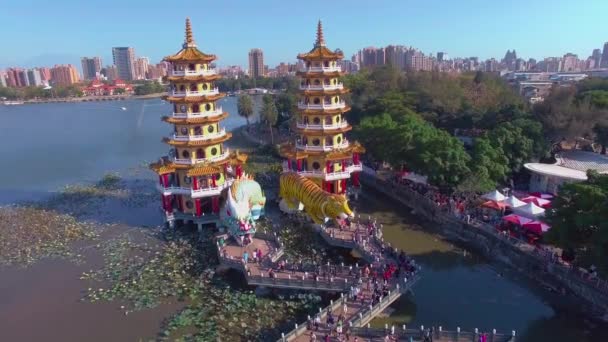 Dragão Lagoa Lótus Pagodas Taiwan Tigre — Vídeo de Stock