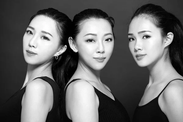 Три Азіатські Молоді Красуні Чорному Тлі — стокове фото