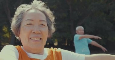 üst düzey çift parkta egzersiz yapmak