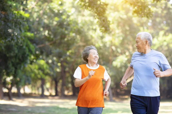 Heureux Couple Personnes Âgées Courir Dans Parc — Photo