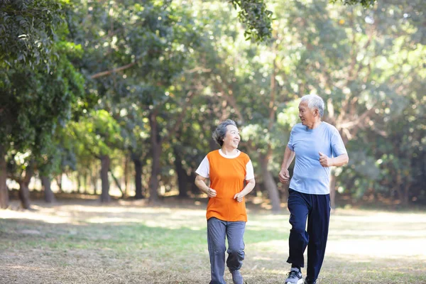 Feliz Pareja Ancianos Corriendo Parque — Foto de Stock