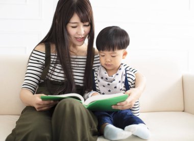 wother ve kanepede okuyan oğlu