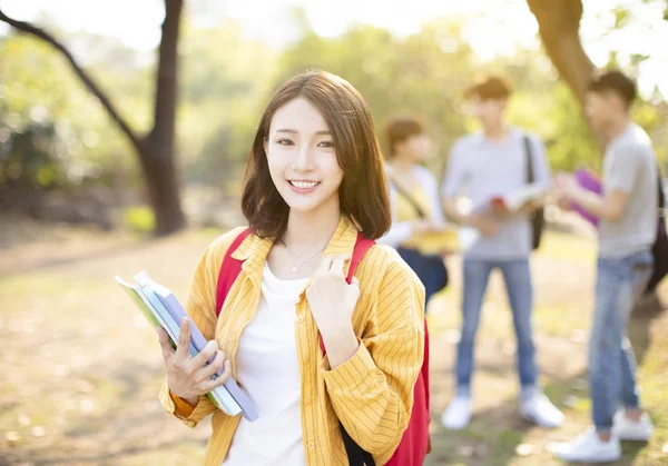 Retrato de estudante universitário asiático no campus — Fotografia de Stock