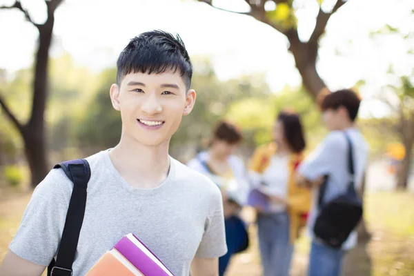 Portret van Aziatische college student op de campus — Stockfoto