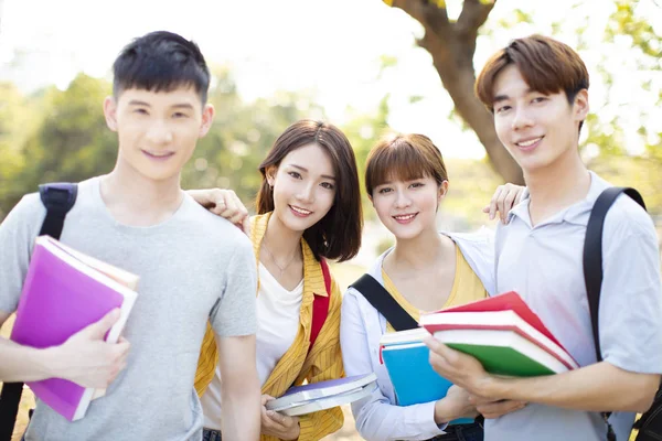 Porträtt av asiatiska Collegestudenter på campus — Stockfoto