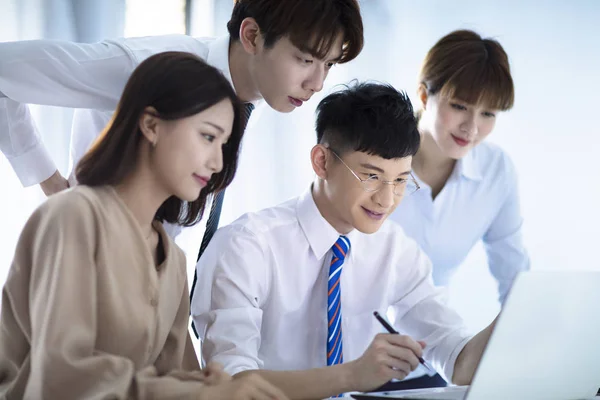 Jóvenes empresarios en la reunión en el cargo — Foto de Stock