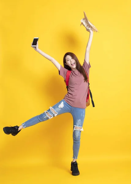 Felice giovane donna con cappello estivo e mostrando smart phone — Foto Stock