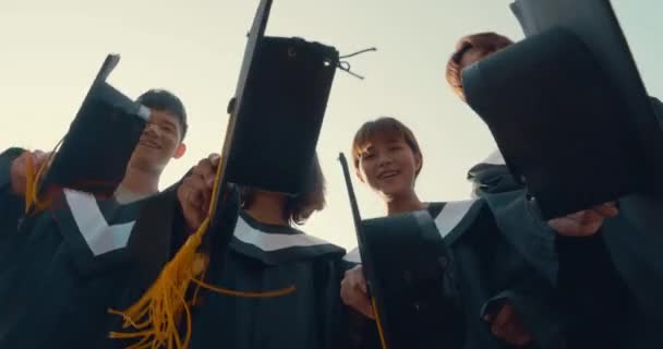 Estudiantes Graduación Vestidos Soltero Lanzando Tablas Mortero Aire — Vídeos de Stock