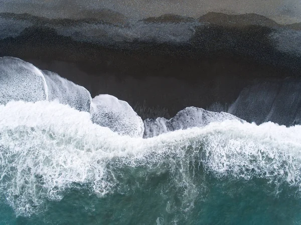 Vista aérea praia e ondas — Fotografia de Stock