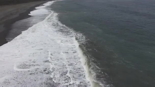 空撮ビーチと波 — ストック動画