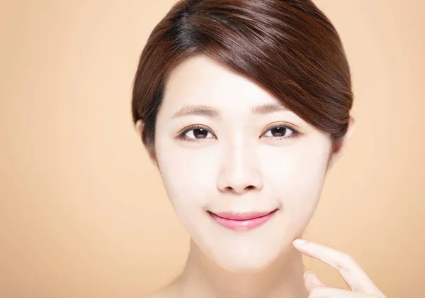 Jonge vrouw met natuurlijke make-up en schone huid — Stockfoto