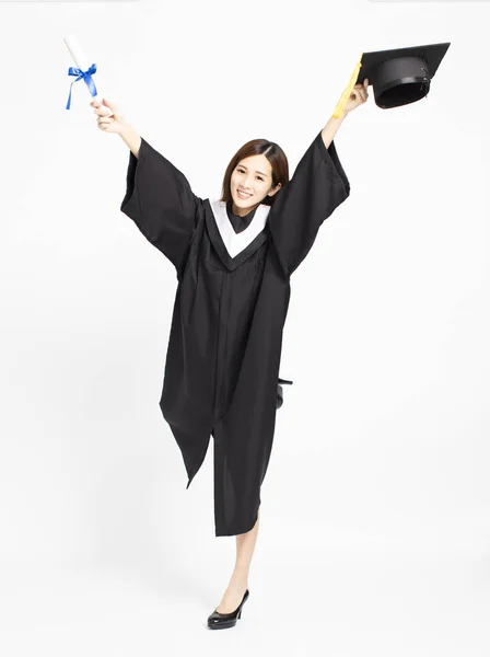 Lachende Aziatisch meisje afstuderen met diploma — Stockfoto