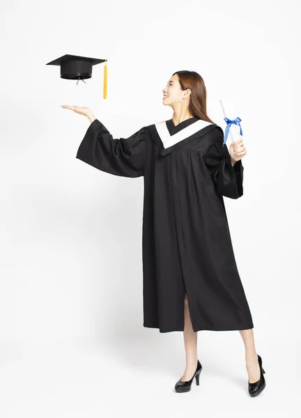 Sorridente ragazza asiatica laurea con diploma — Foto Stock