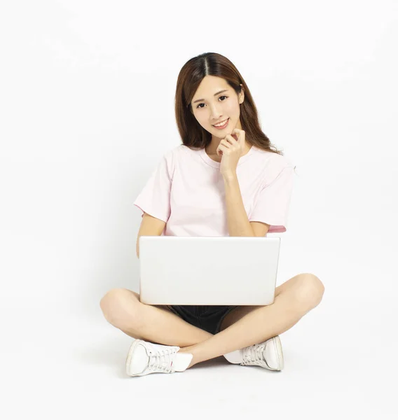 Щаслива молода жінка сидить на підлозі за допомогою ноутбука — стокове фото