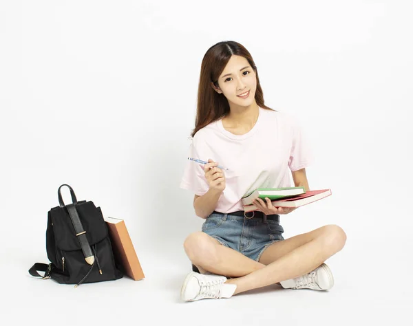 Счастливая студентка с рюкзаком и книгами — стоковое фото