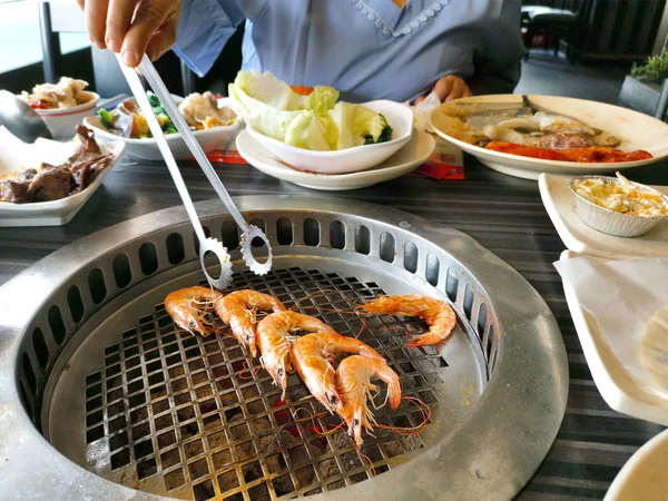 Top view of fresh shrimp on grill. Barbecue — Stock Photo, Image