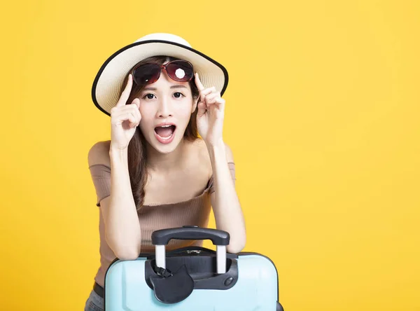 Glad turist kvinna i sommar hatt hålla solglasögon och suitca — Stockfoto
