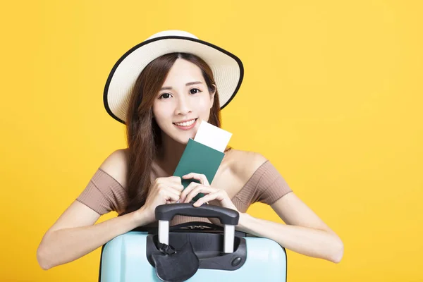 Mujer turista feliz en sombrero de verano con pasaporte y maleta —  Fotos de Stock