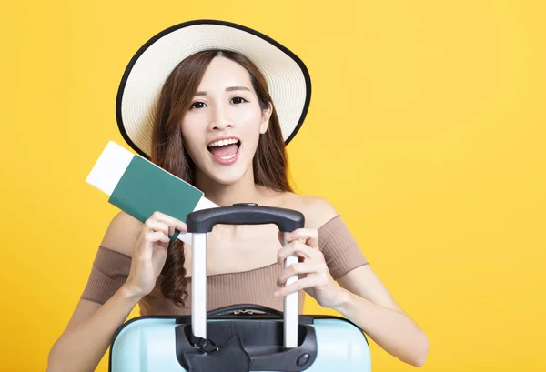 Mujer turista feliz en sombrero de verano con pasaporte y maleta — Foto de Stock