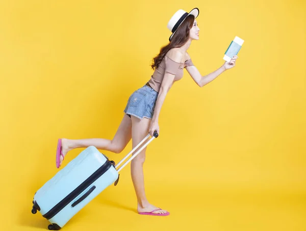 Mujer turista feliz en sombrero de verano con pasaporte y maleta — Foto de Stock