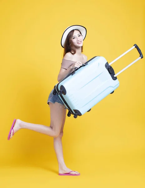 Mujer turista feliz en sombrero de verano y maleta — Foto de Stock